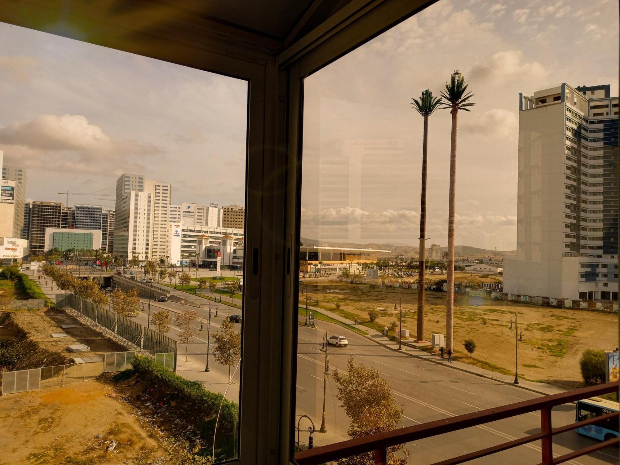 Nouveau Appartement Au Plein Centre Ville En Face Hilton & La Gare De Train Tgv M2 Tangier Exterior photo
